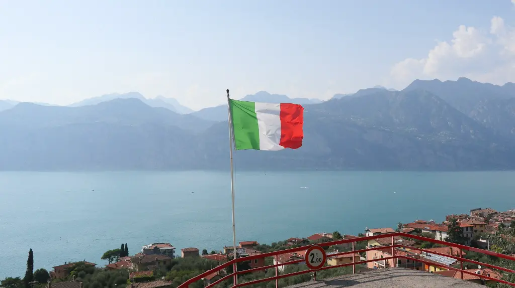 unsplash__SnEyYNGdYw_italian flag.webp.jpg