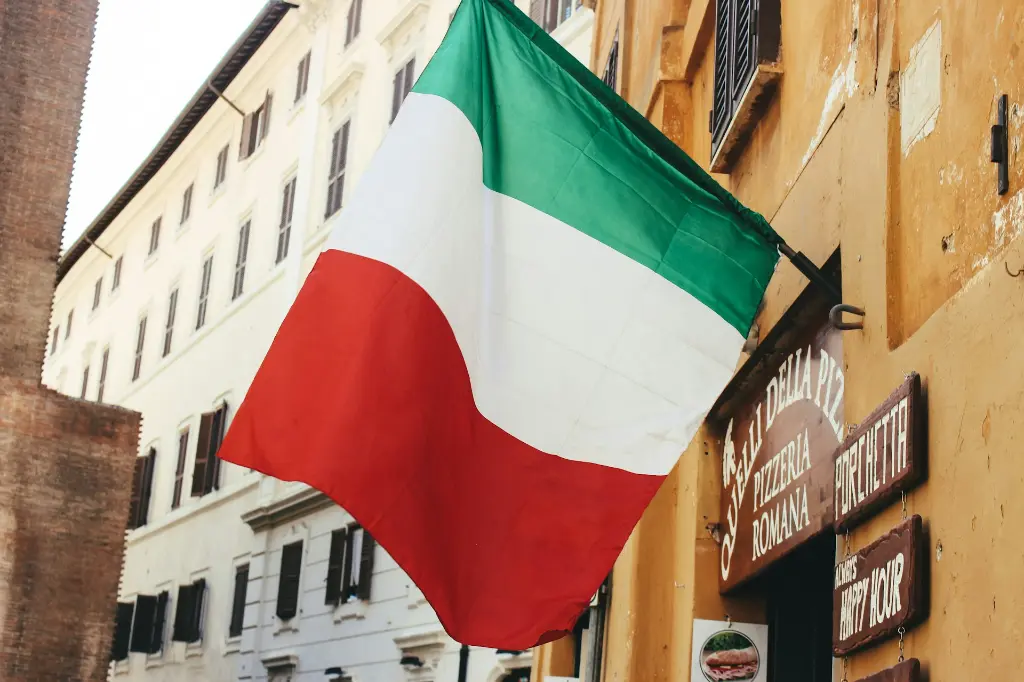 unsplash_uoAs88xAnT8_italian flag.webp.jpg.jpg.jpg
