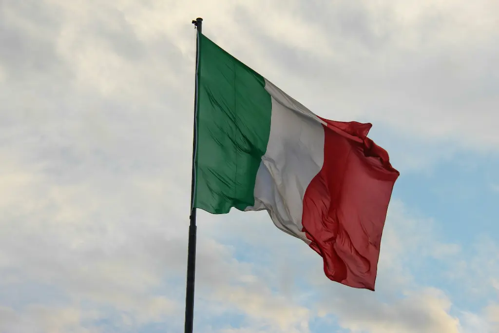 unsplash_gLn5dhNFNXM_italian flag.webp.jpg.jpg.jpg.jpg