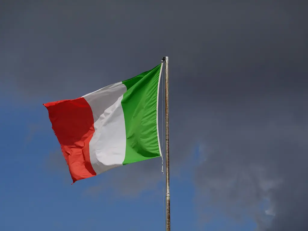 unsplash_l7mOpXEw3Hs_italian flag.webp.jpg.jpg.jpg.jpg.jpg.jpg.jpg.jpg.jpg.jpg