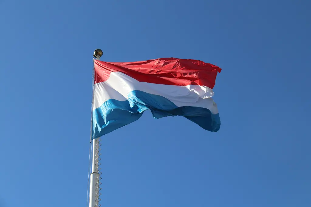 unsplash_gLNxLWbVEMU_netherlands flag.webp.jpg.jpg