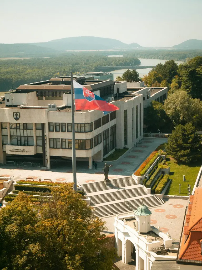 unsplash_X8YXr54jeUU_slovak flag.webp