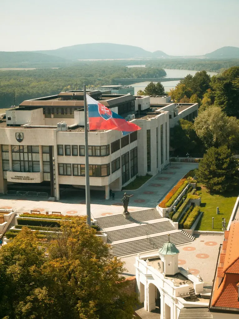 unsplash_X8YXr54jeUU_slovakia flag.webp.jpg