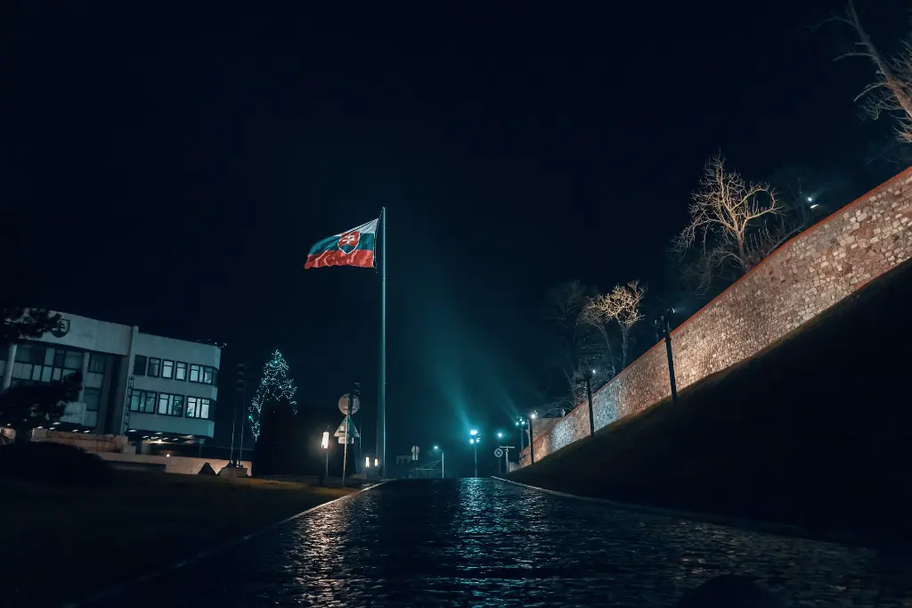 unsplash_-aTfvk5_EKk_slovakia flag.webp.jpg.jpg