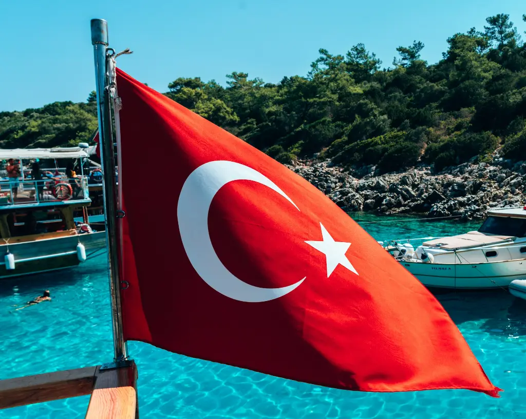 unsplash_hx8L9Z52kRI_turkish flag.webp